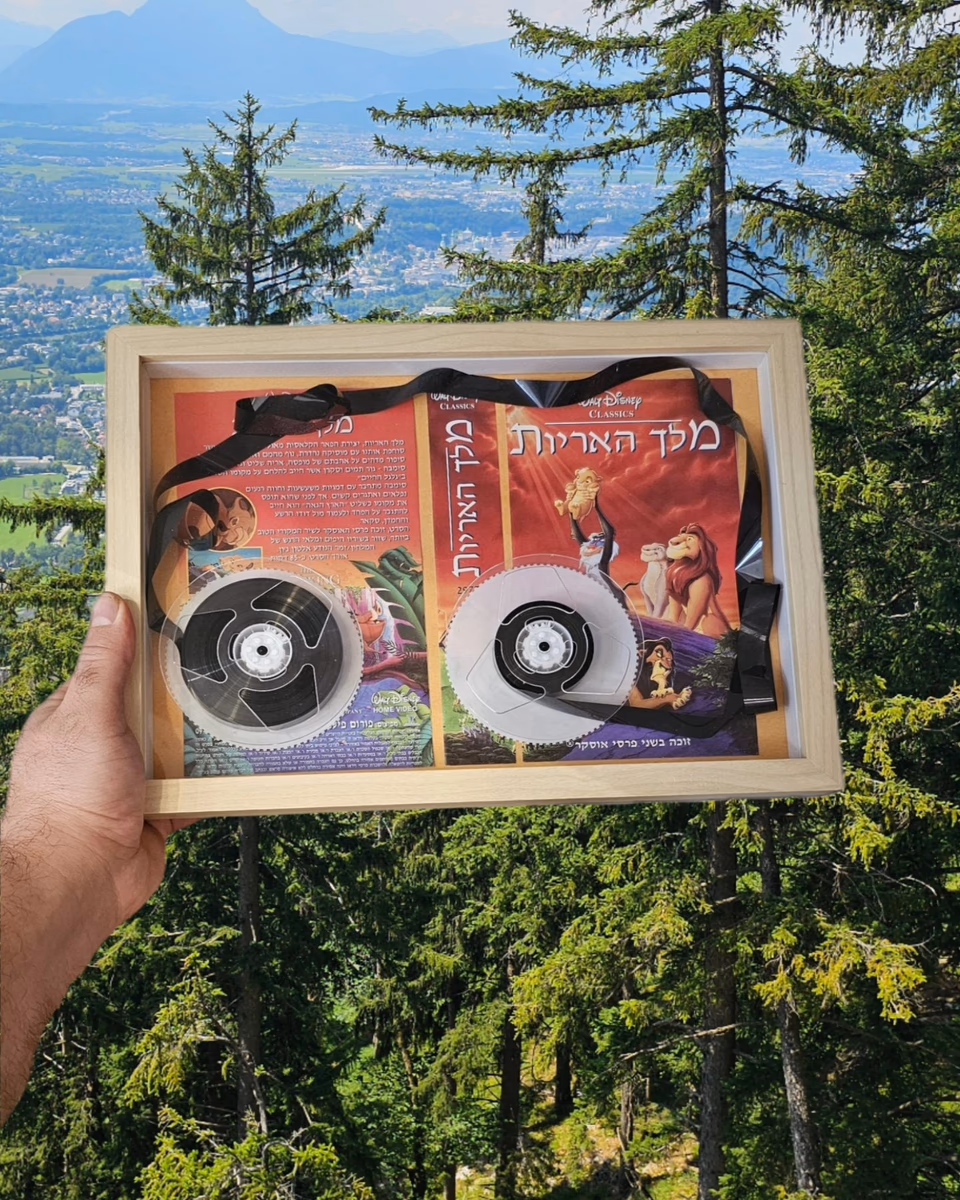 דיסק תמונה מעוצב על הקיר