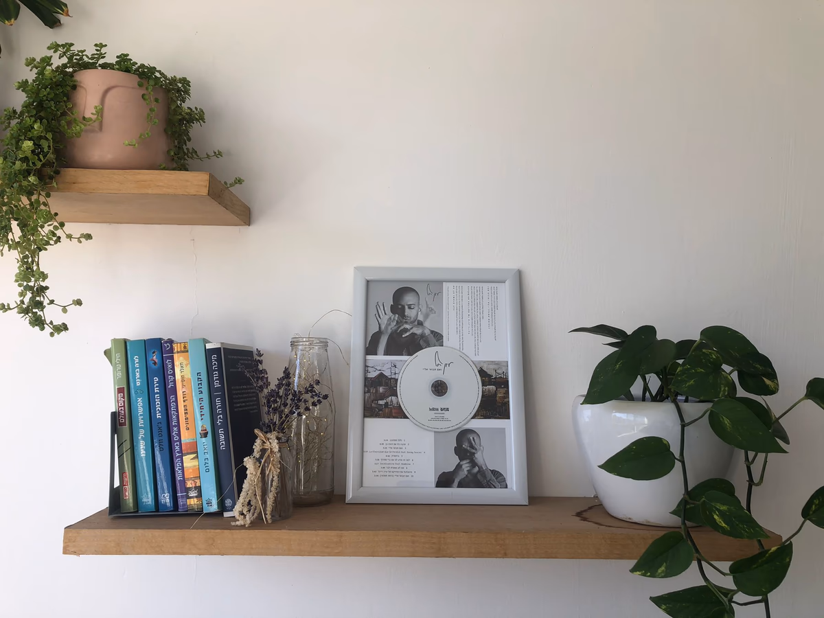 דיסק תמונה מעוצב על הקיר בסלון